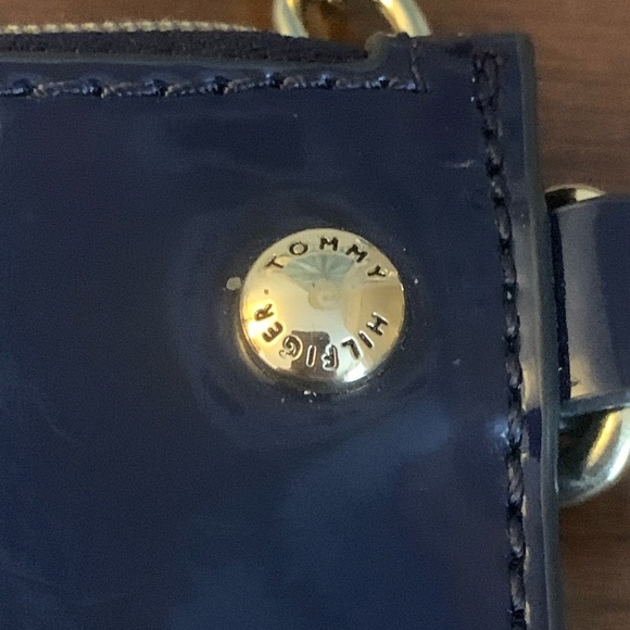 Tommy Hilfiger Wristlet Blue Patent Pouch With Chain Strap Logo 5.5 x 3.5" - Picture 4 of 6